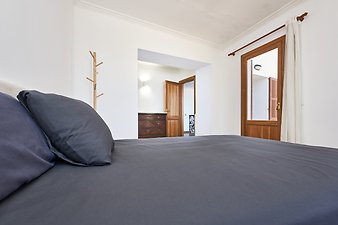 Finca Can Serra: Schlafzimmer 2- Zugang zum Balkon/Terrasse