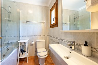 Finca Es Puig d'es Call: Badezimmer zu Schlafzimmer 8