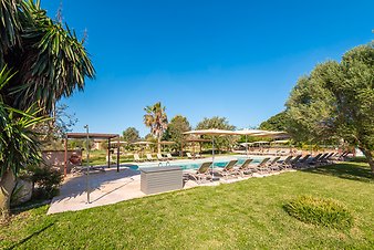 Finca Can Pere Rei: Poolliegen und Sonnenschirme