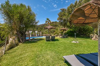 Finca Son Torrat: Am höchsten Punkt des Anwesens liegt der Pool und die große Liegewiese.
