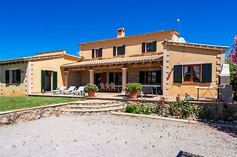 Finca Sa Fonteta: Parkplatz der Finca