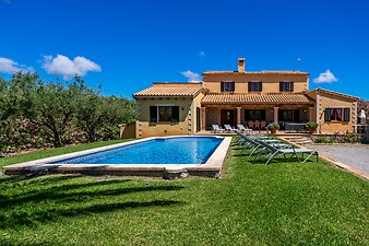 Finca Sa Fonteta: Rasenfläche um den Pool