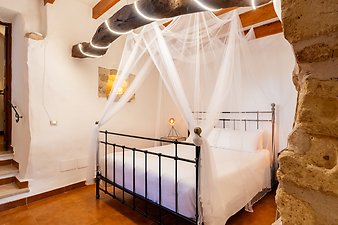Finca Son Jorbo: Tierra- Schlafzimmer mit Moskitonetz