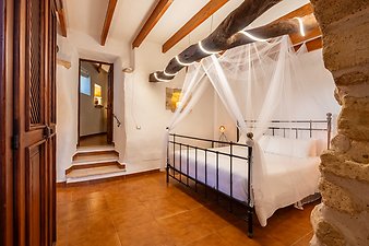 Finca Son Jorbo: Tierra- Schlafzimmer-Zugang zum Wohnbereich