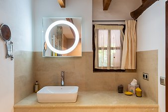 Finca Son Jorbo: Tierra- Badezimmer mit Tageslicht