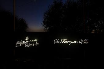 Finca Sa Franquesa Vella: beleuchtetes Schild
