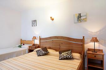 Finca Son Vives: Schlafzimmer mit Dachfenster