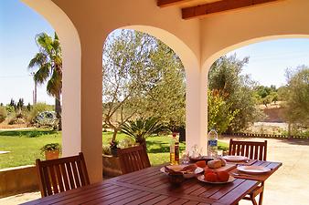 Finca Son Vives: überdachte Terrasse der Finca