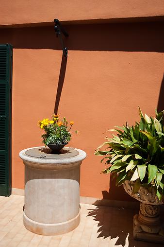 Ferienhaus Can Ravell:  Brunnen auf der Terrasse