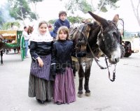 2 Kinder in mallorquinischer Tracht an Sant Antoni, im Januar in Arta, Mallorca